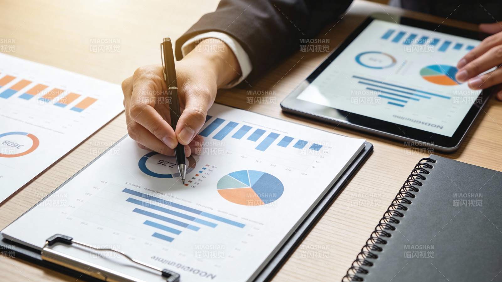 数据分析与决策会议图片