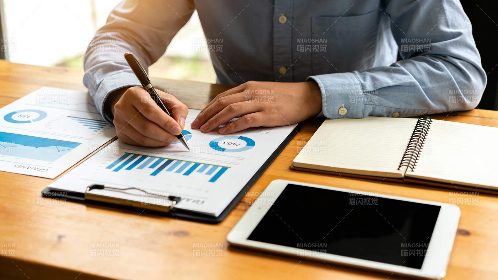 办公桌上分析数据图表图片