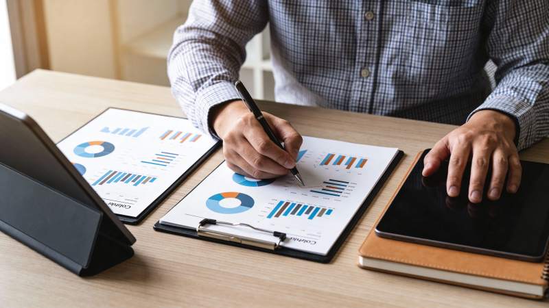 数据分析中 专注办公场景图片