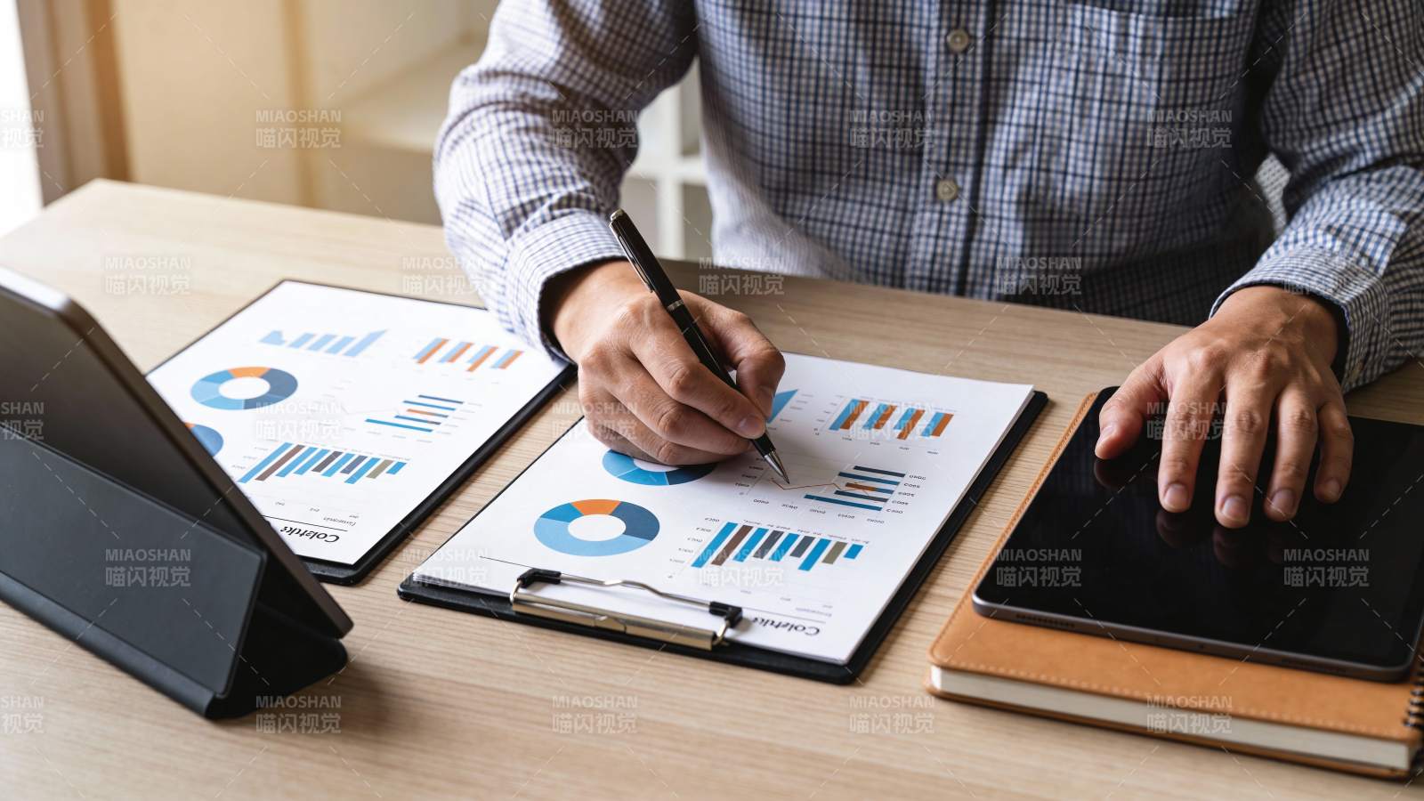 数据分析中 专注办公场景图片