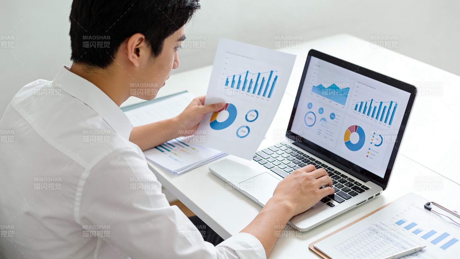 数据分析中 专注办公场景图片
