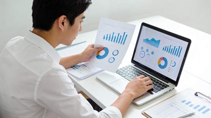 数据分析中 专注办公场景图片