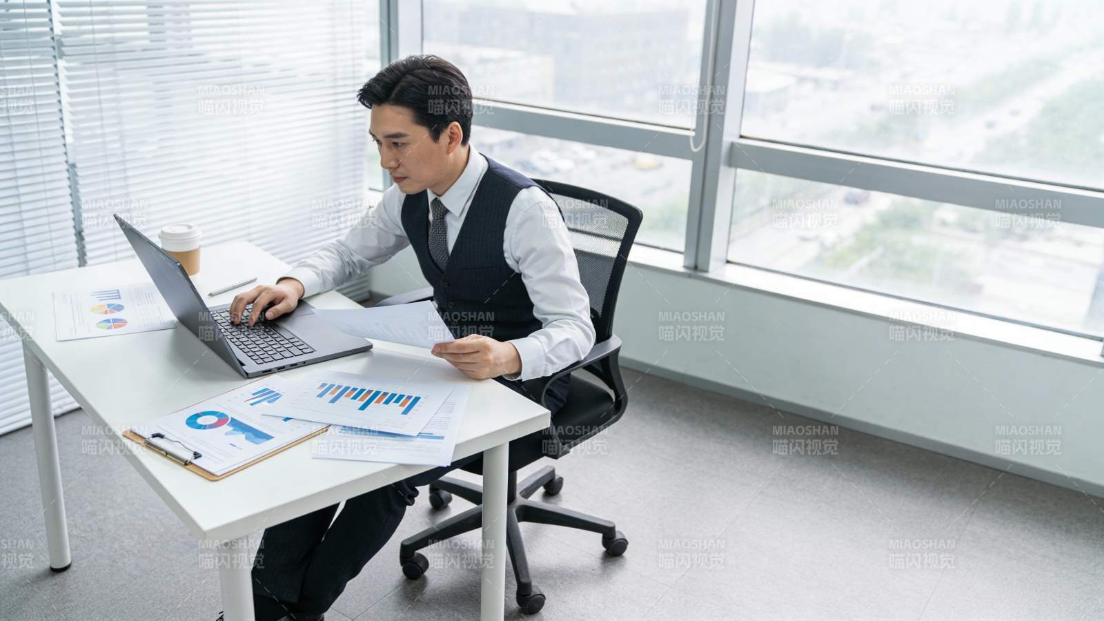 商务男士办公分析数据图片
