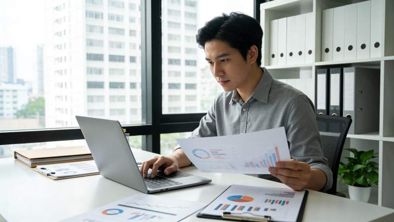 办公男子分析数据报表图片