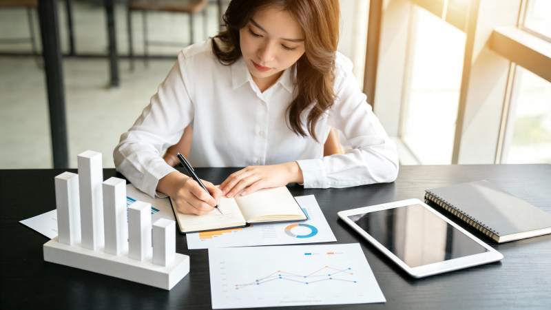 职场女性专注分析数据图表图片