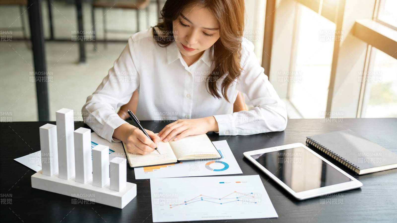 职场女性专注分析数据图表图片