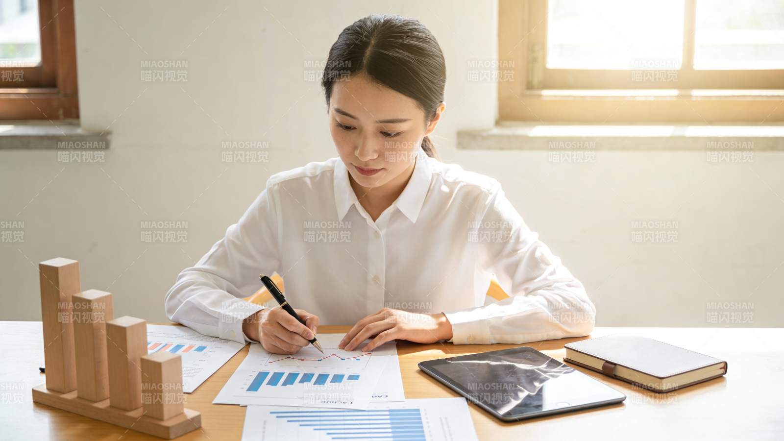 专注办公的女性职员图片