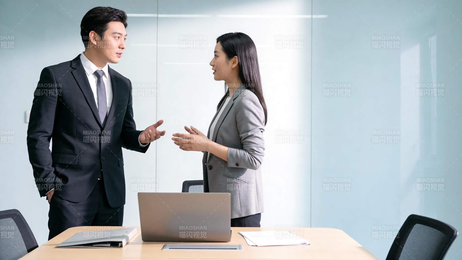 商务洽谈中 男女正交流图片