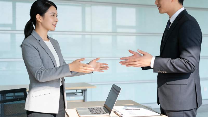 商务洽谈 握手合作图片