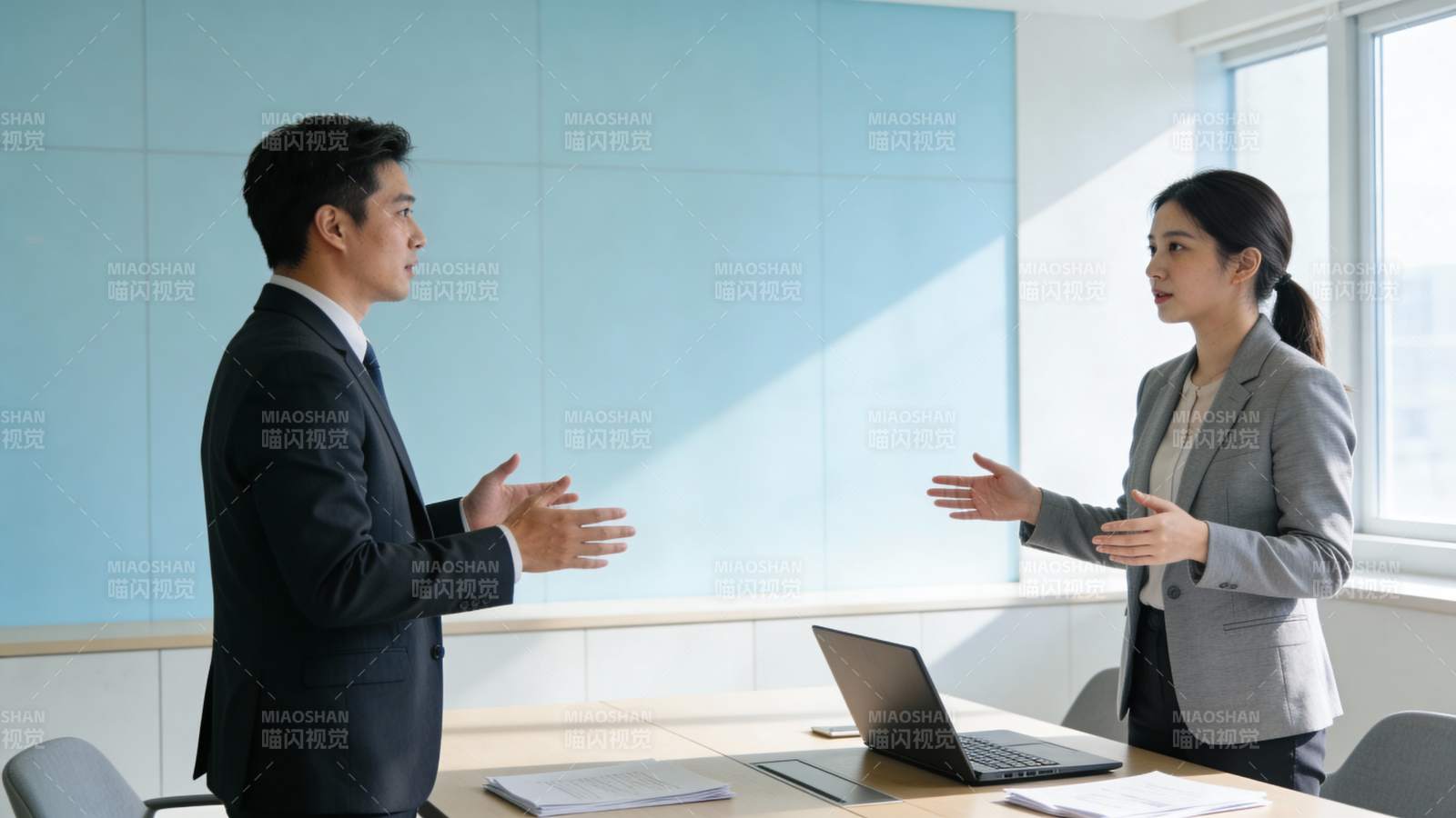 商务洽谈中 双方积极沟通图片