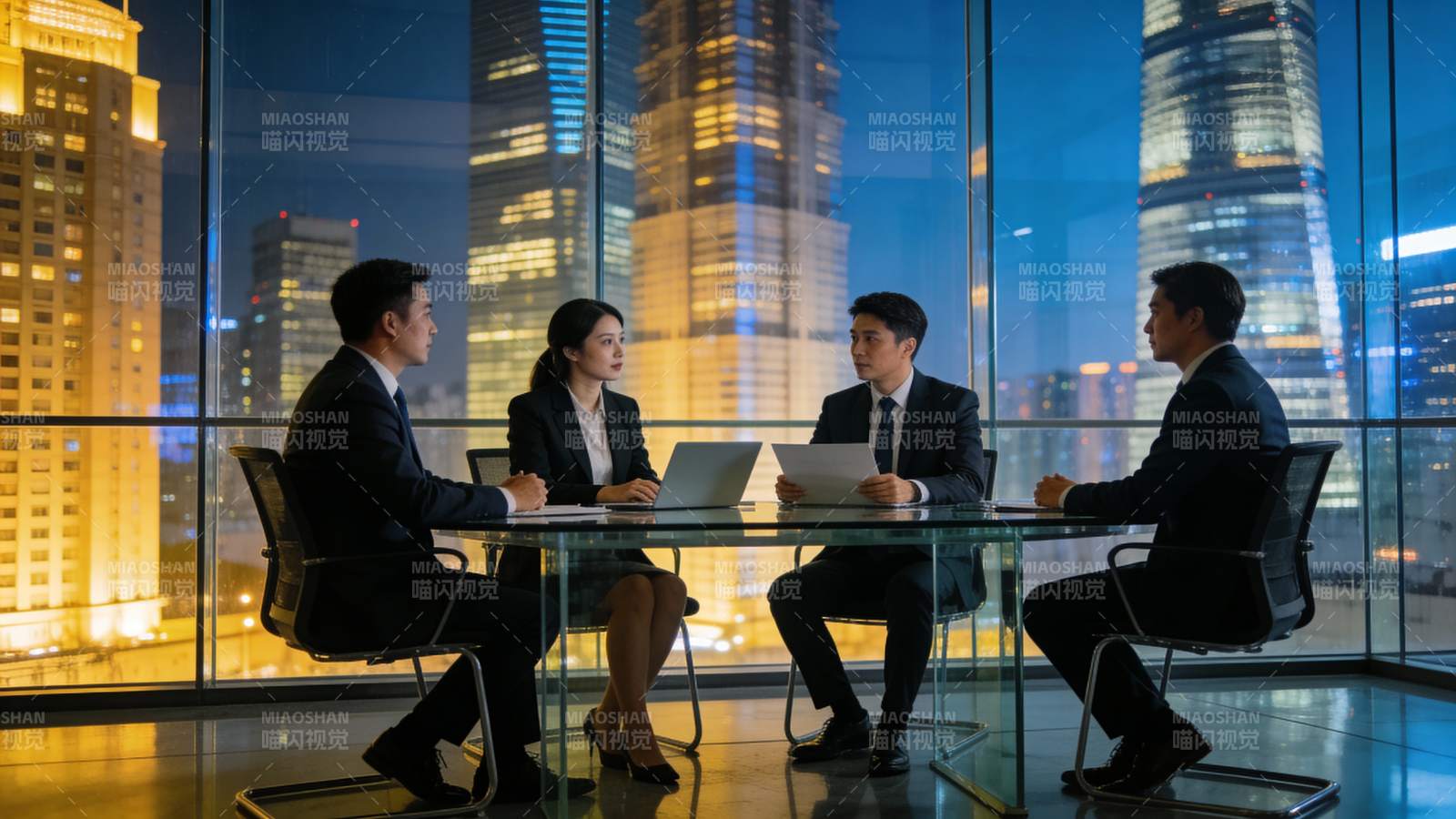 都市夜景中的商务会议图片