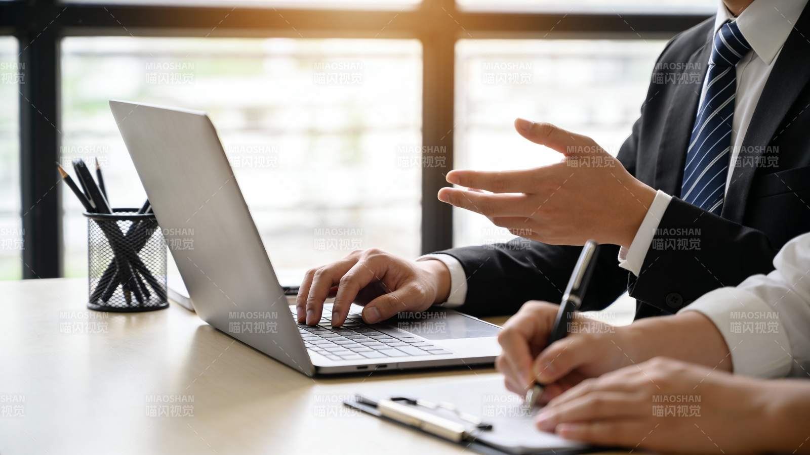 商务洽谈 协作办公场景图片