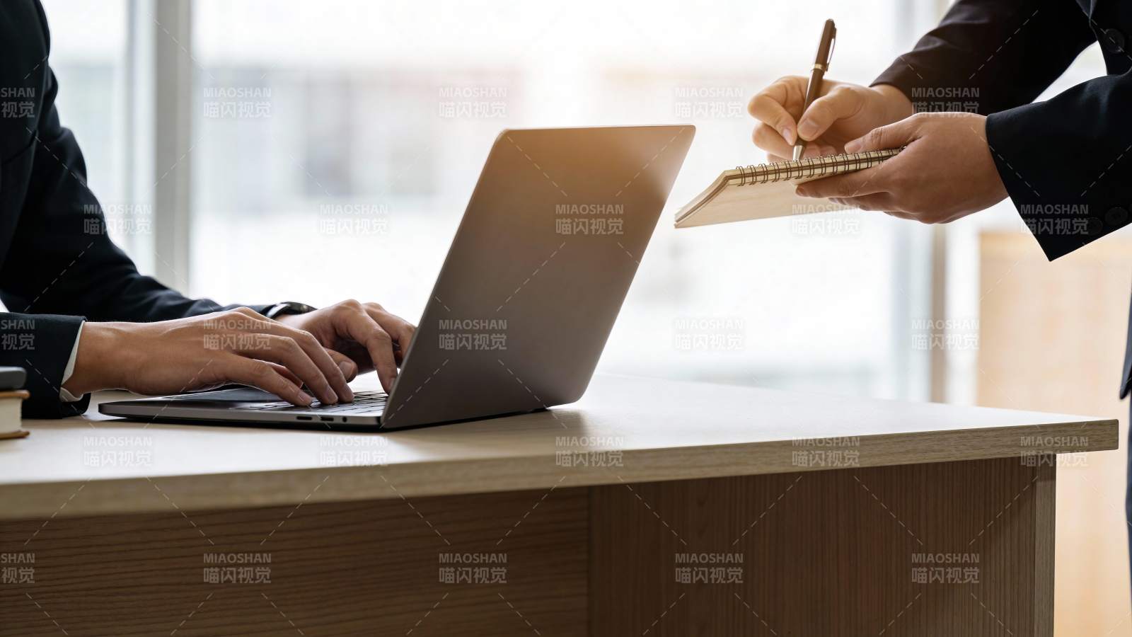 商务洽谈 笔记与键盘协作图片