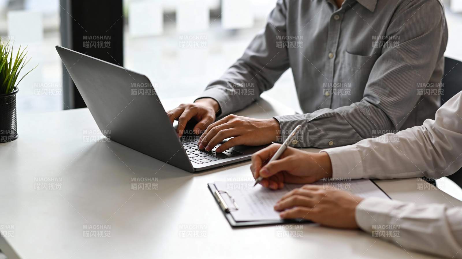 两人协作办公 一人打字一人记录图片