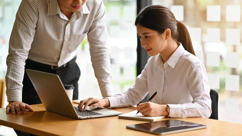 同事协作办公 专注高效图片