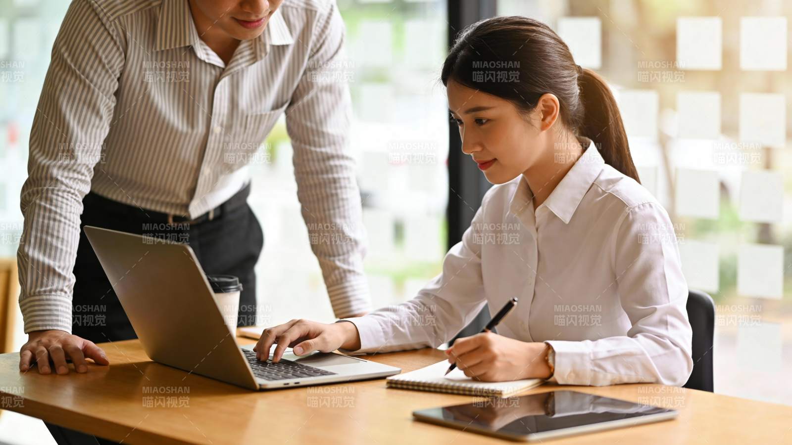 同事协作办公 专注高效图片