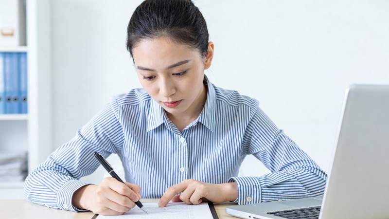 专注办公的女性职员图片