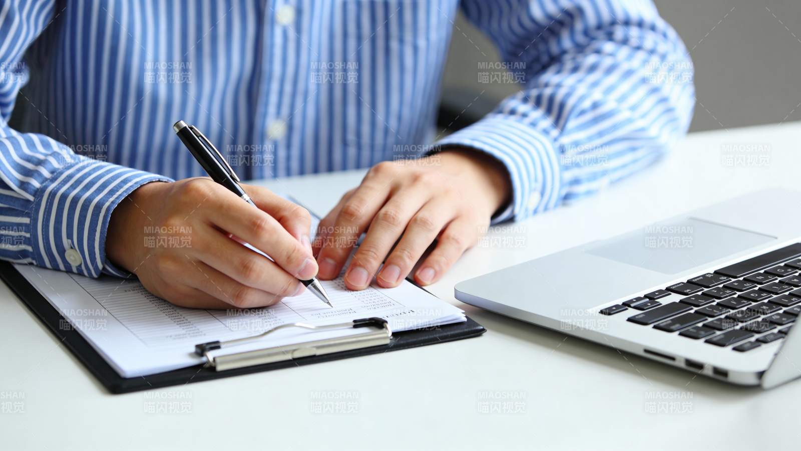 办公桌上书写笔记图片