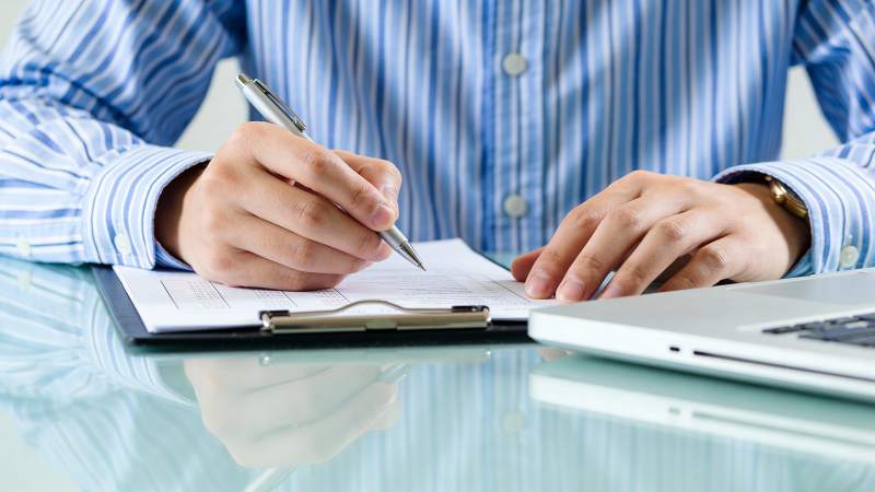 签署文件 专注办公瞬间图片