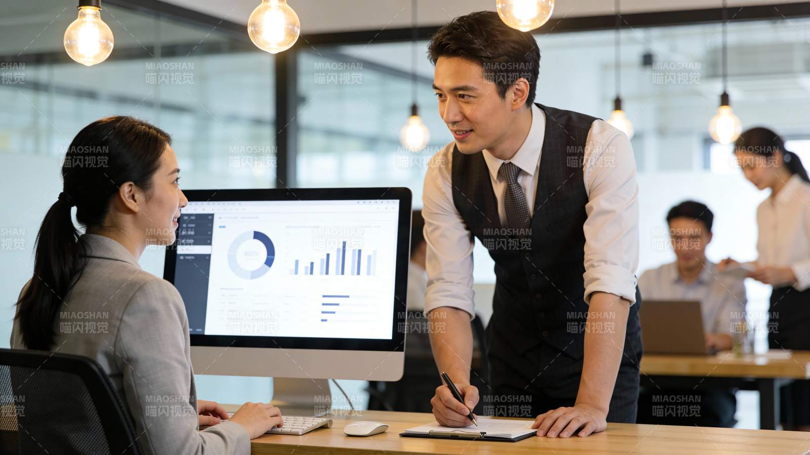 职场协作 数据讨论瞬间图片