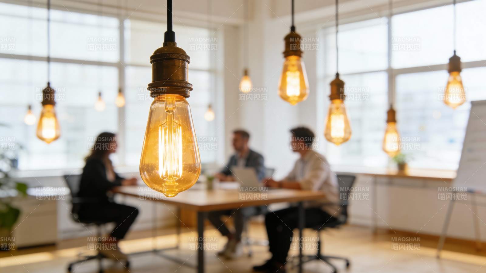 暖光吊灯下的办公会议场景图片