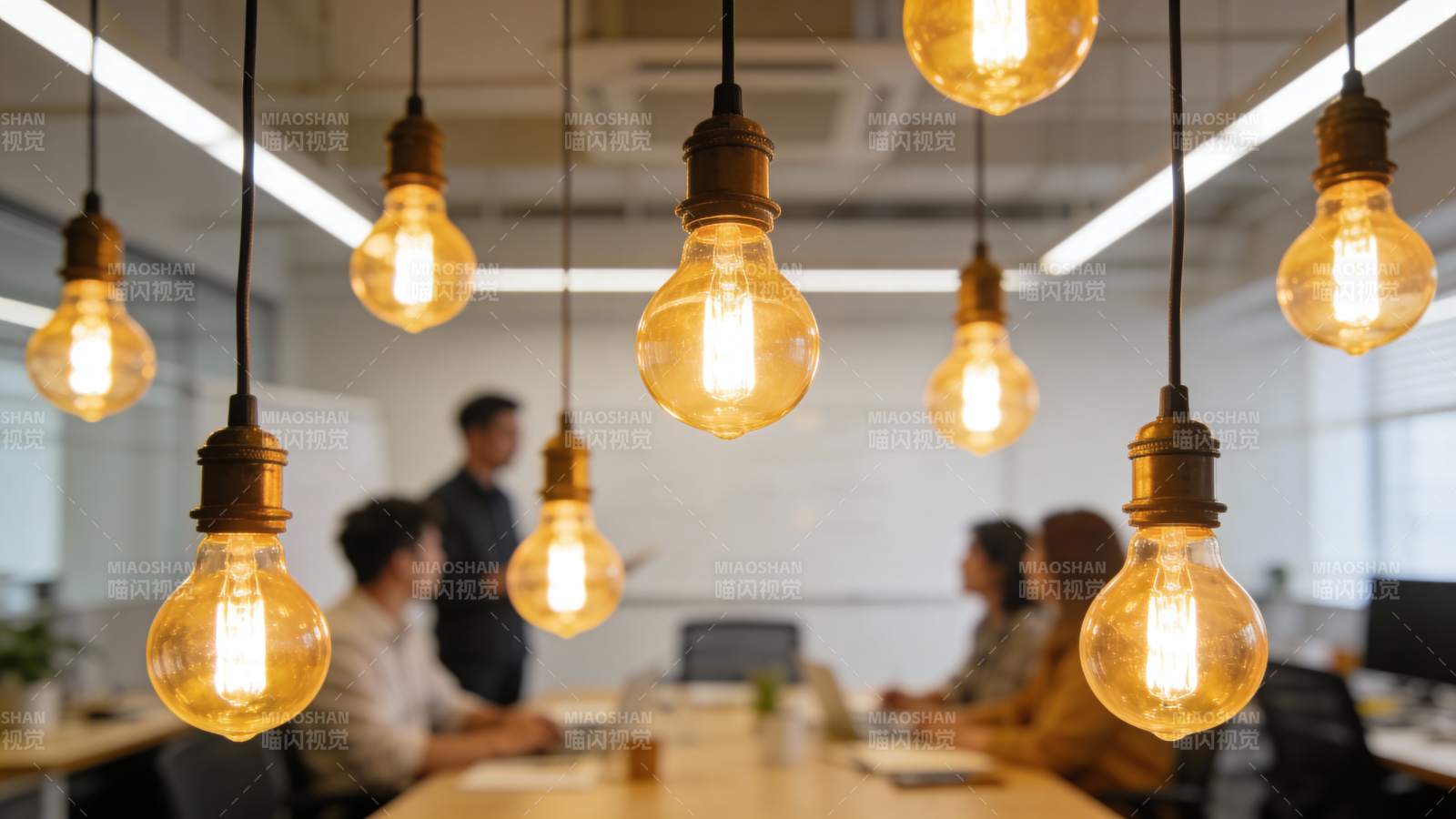 暖光吊灯下的办公会议场景图片
