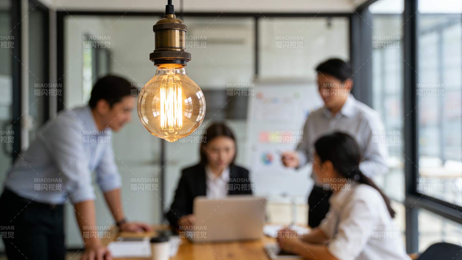 灯泡下的团队会议图片