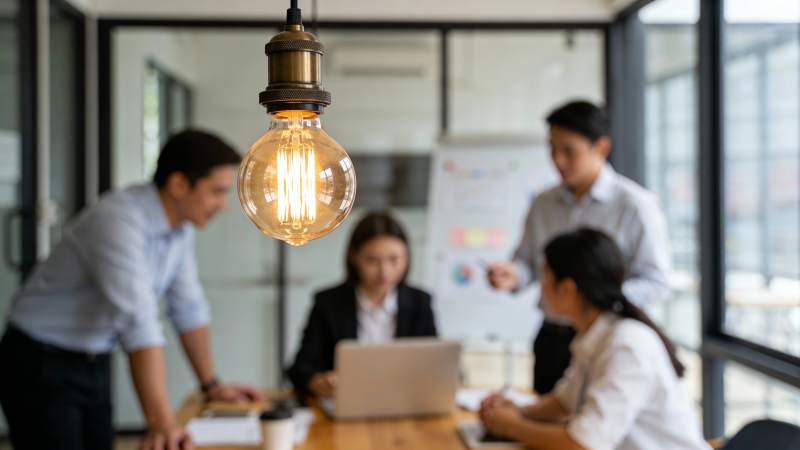 灯泡下的团队会议图片