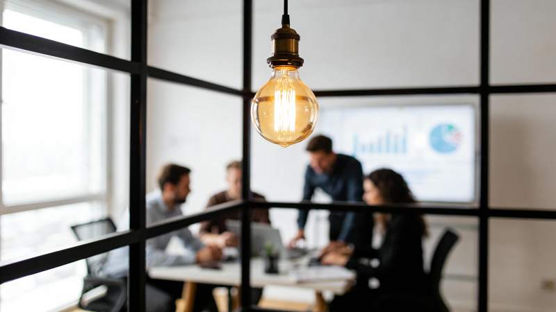 灯泡下的团队会议图片