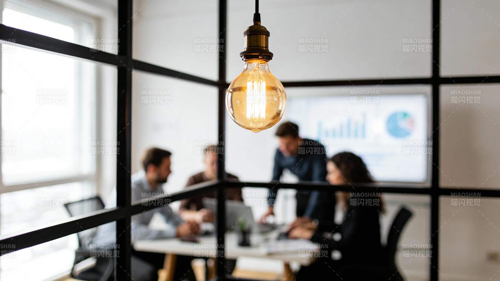 灯泡下的团队会议图片