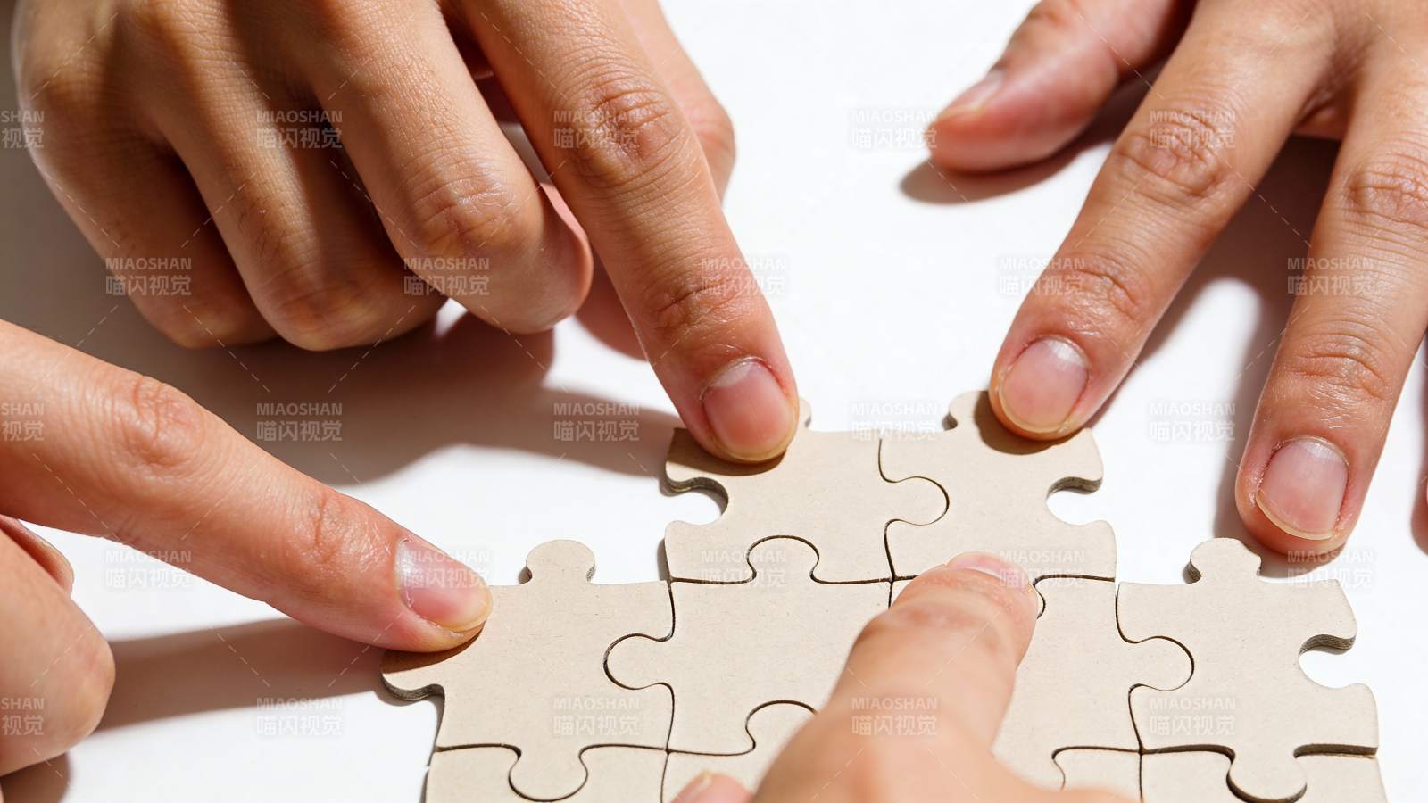 多人协作拼拼图图片