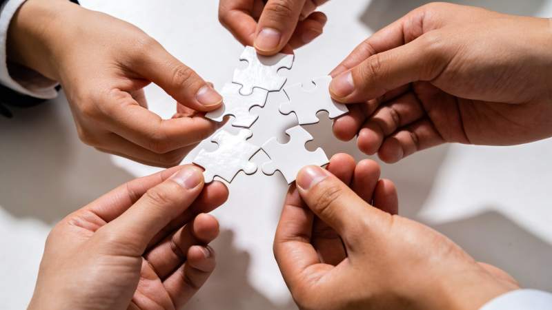 四手拼合 协作共赢图片