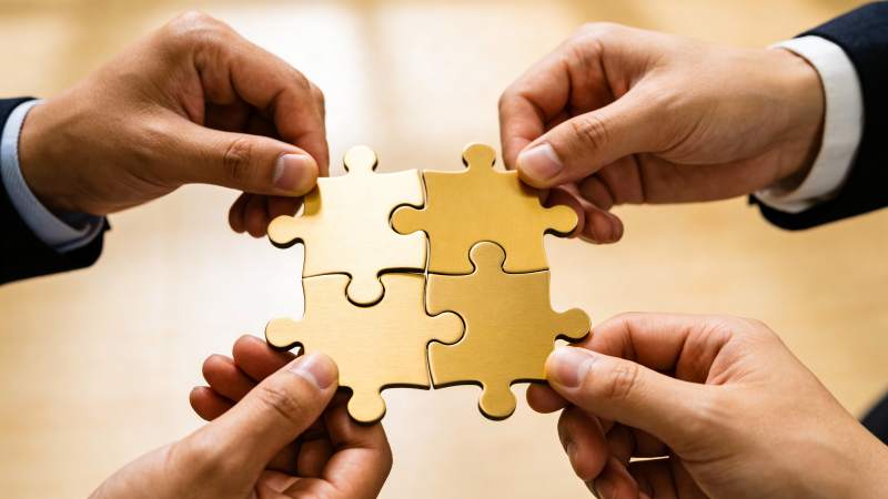 四手拼金块 协作成圆满图片