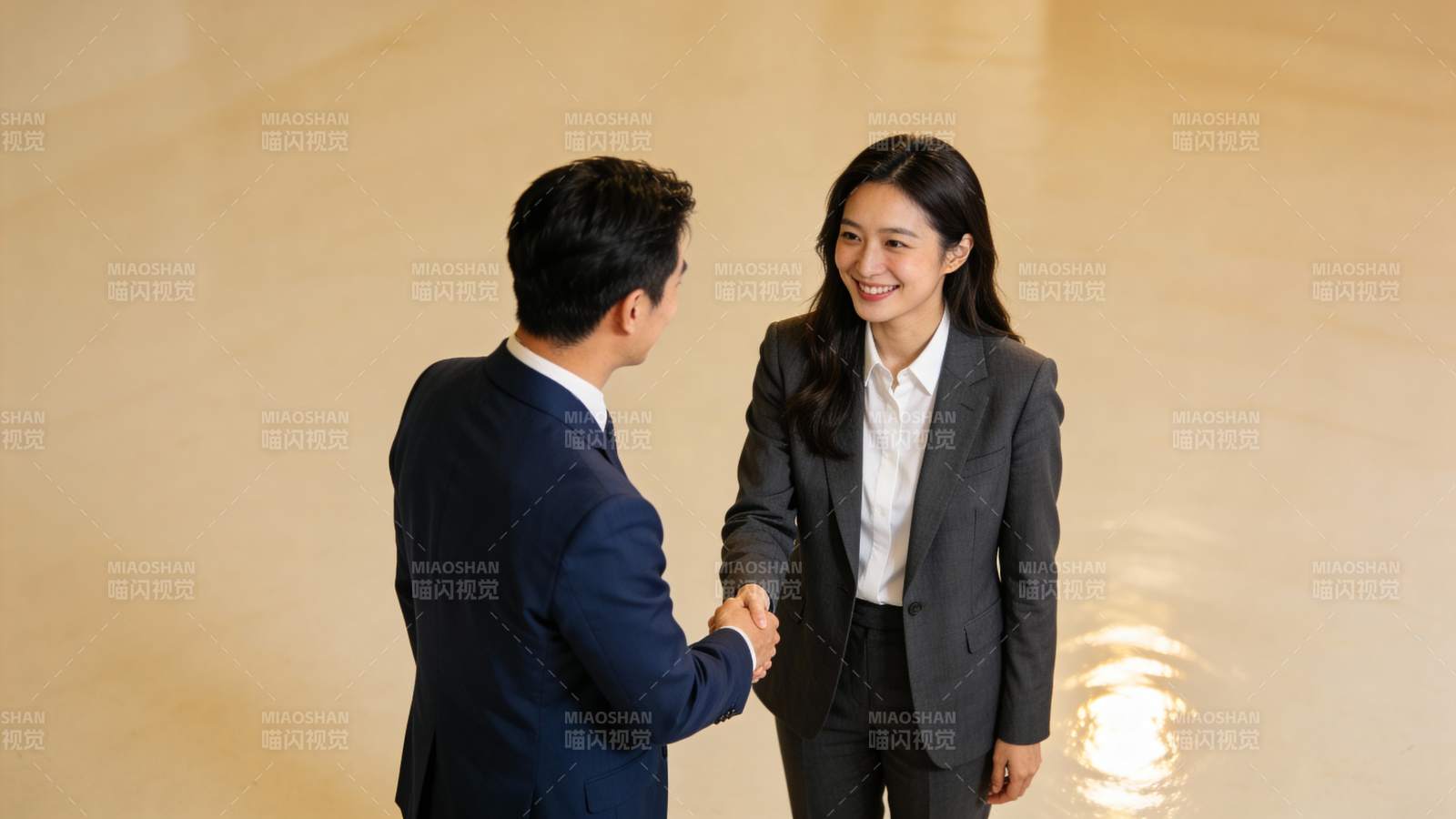 商务握手 合作共赢图片