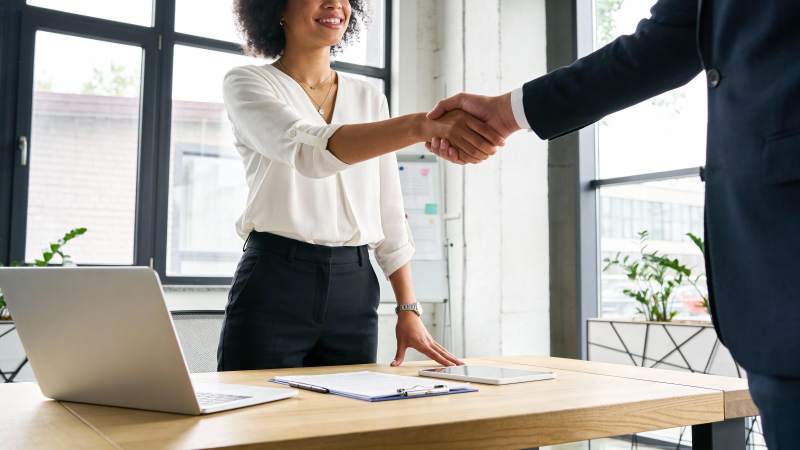 商务握手 合作达成图片