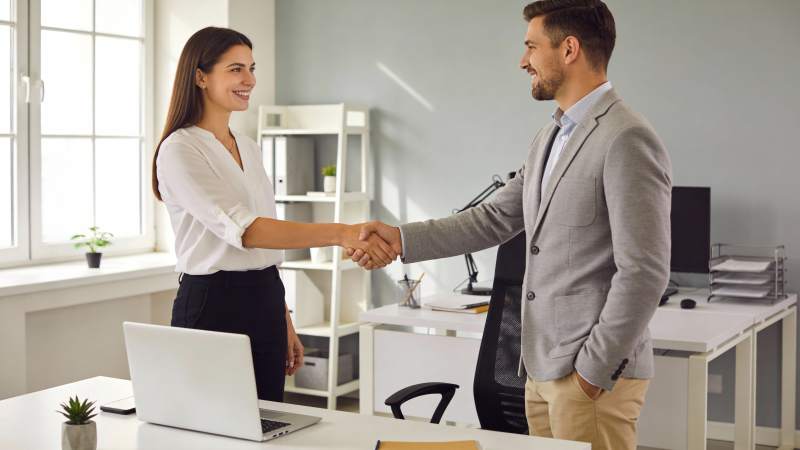 职场握手 合作达成图片