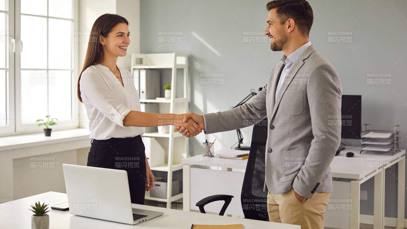 职场握手 合作达成图片