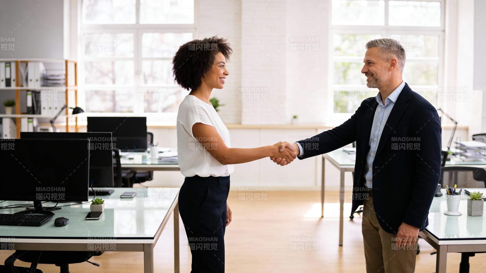 职场握手 合作达成图片