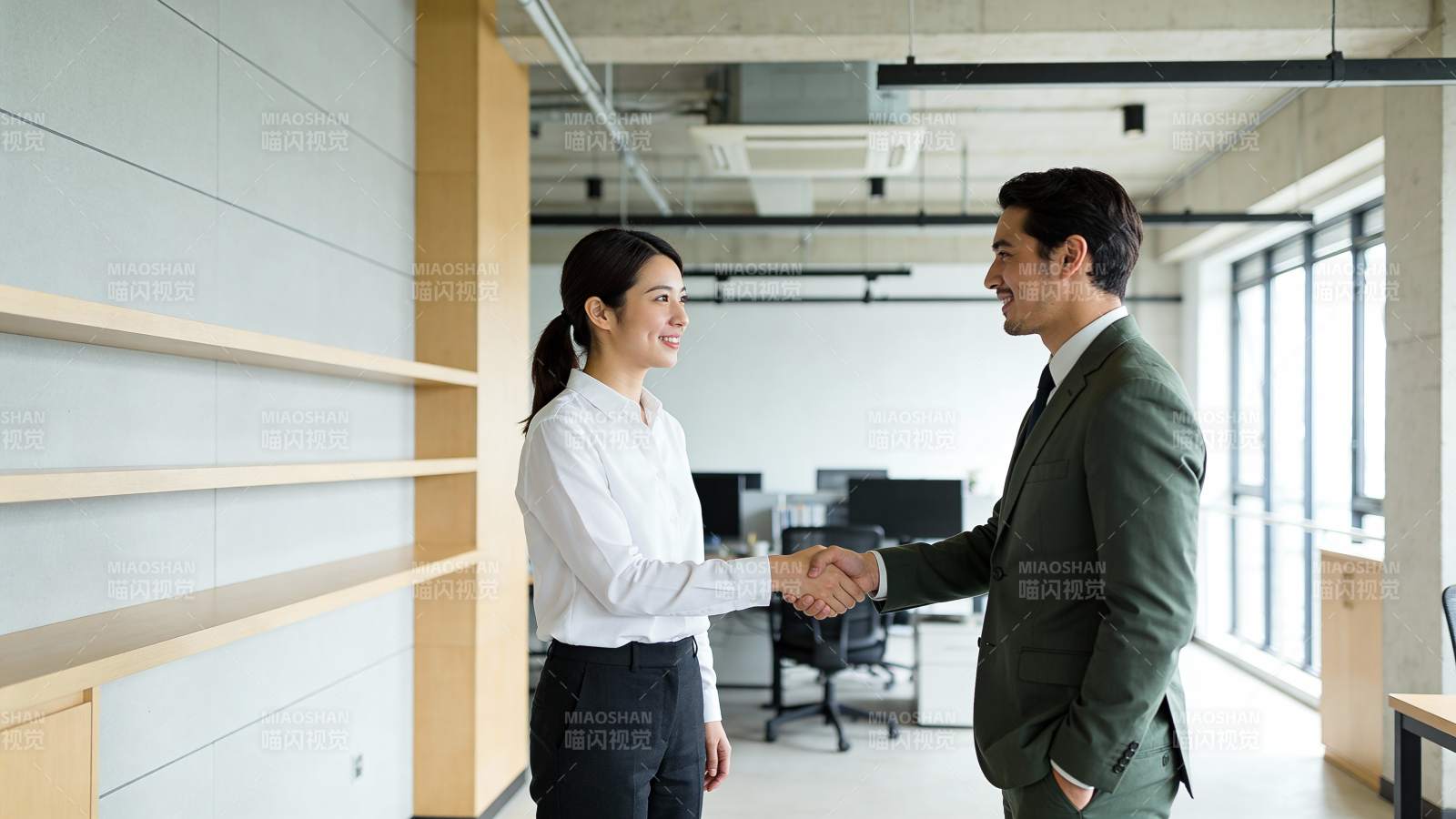 商务握手 合作达成图片