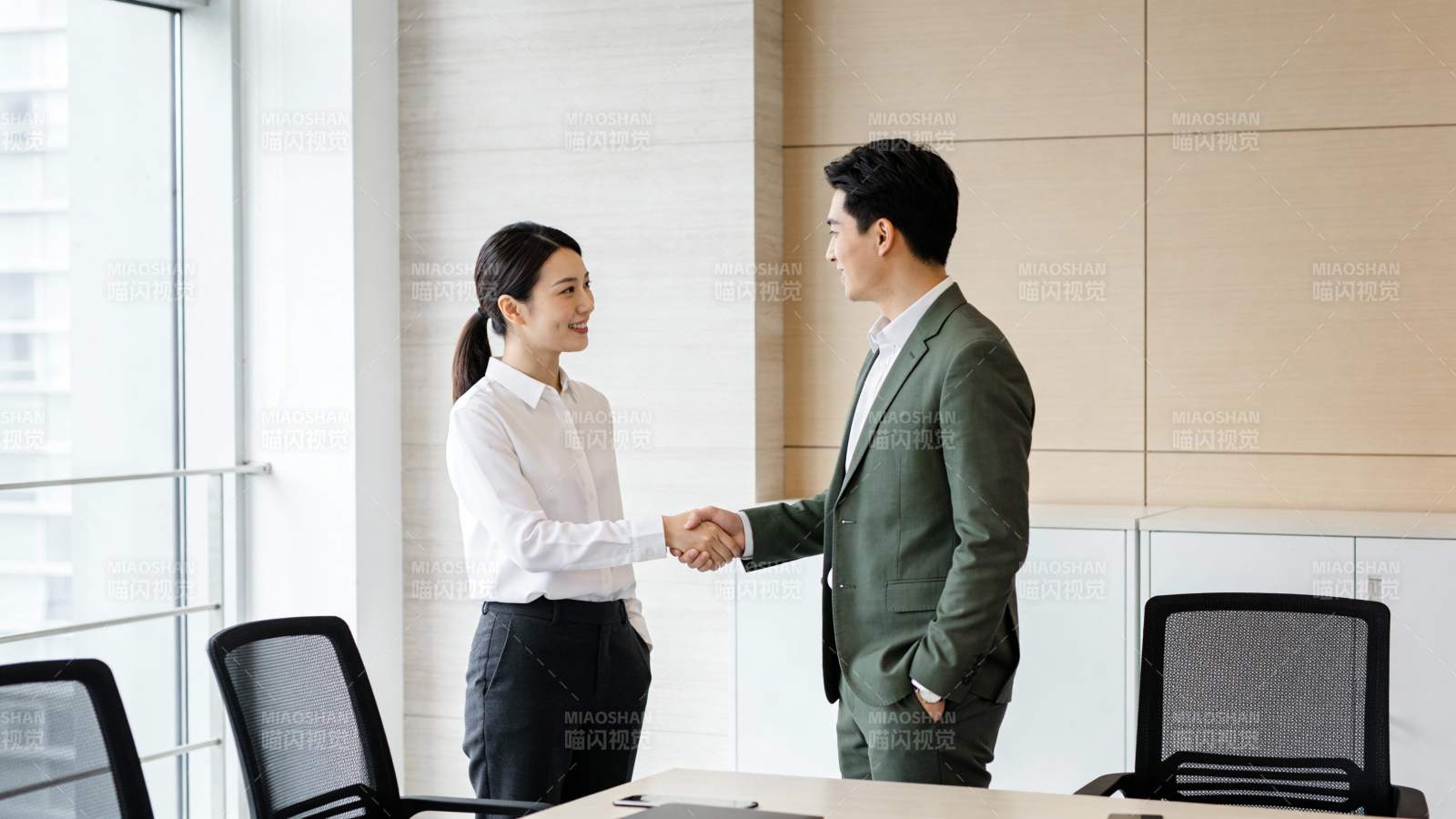商务握手 合作达成图片