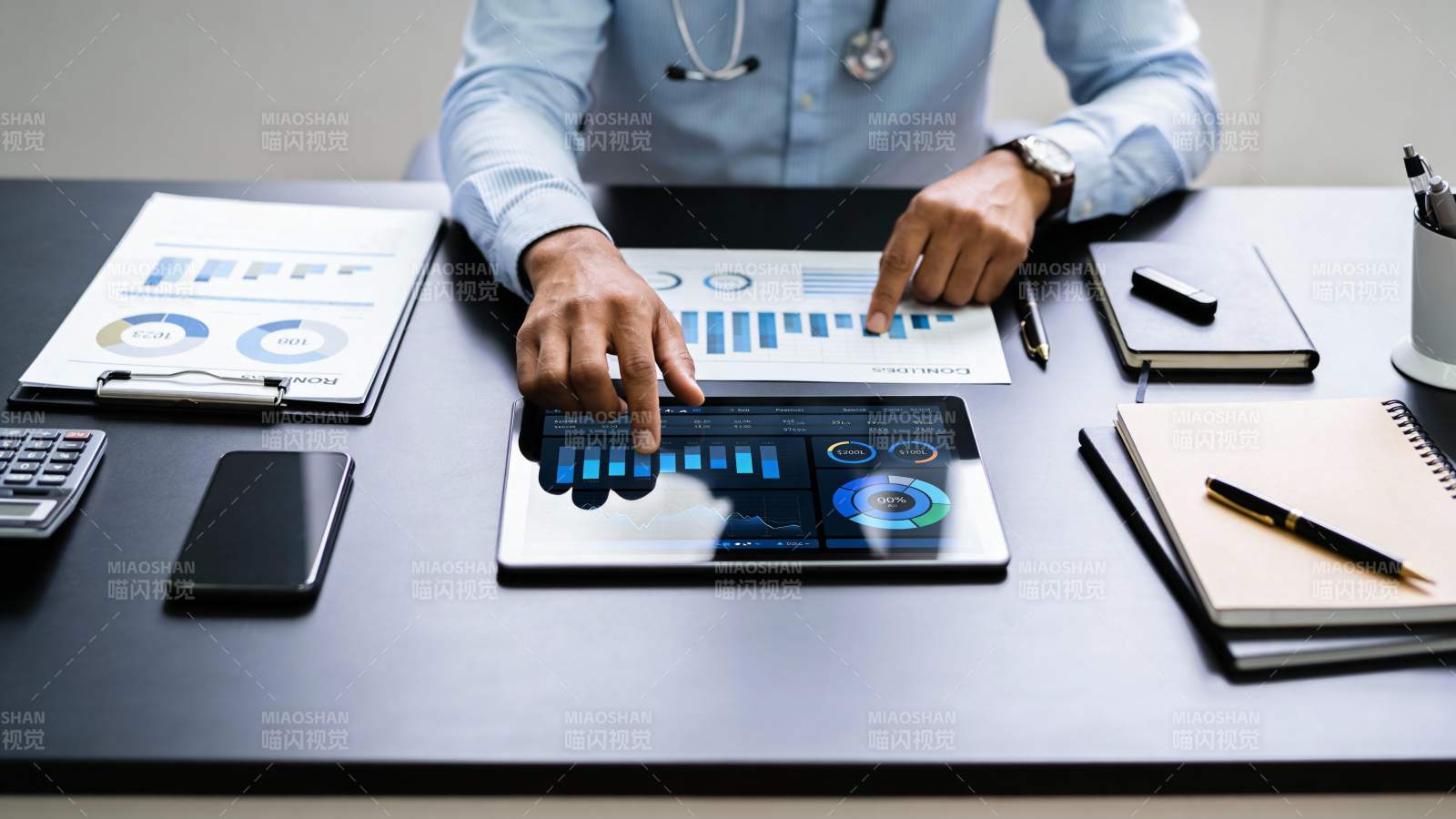 医生分析数据图表图片