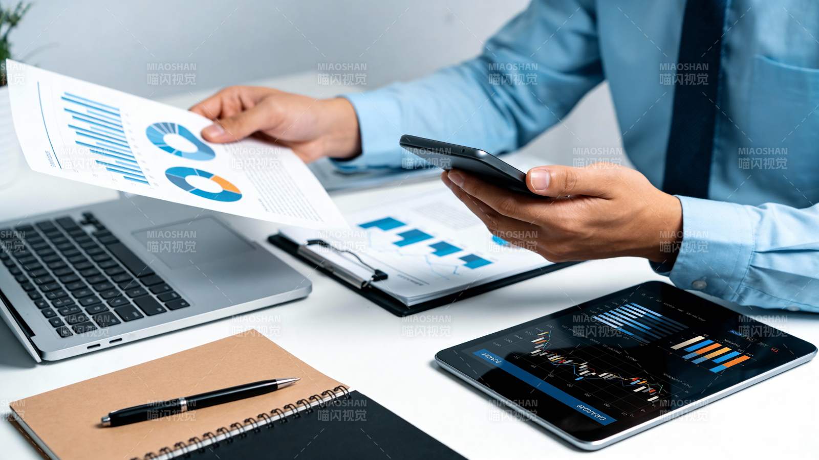 商务人士分析数据图表图片
