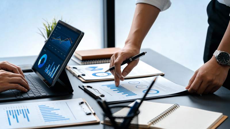 商务数据分析会议场景图片