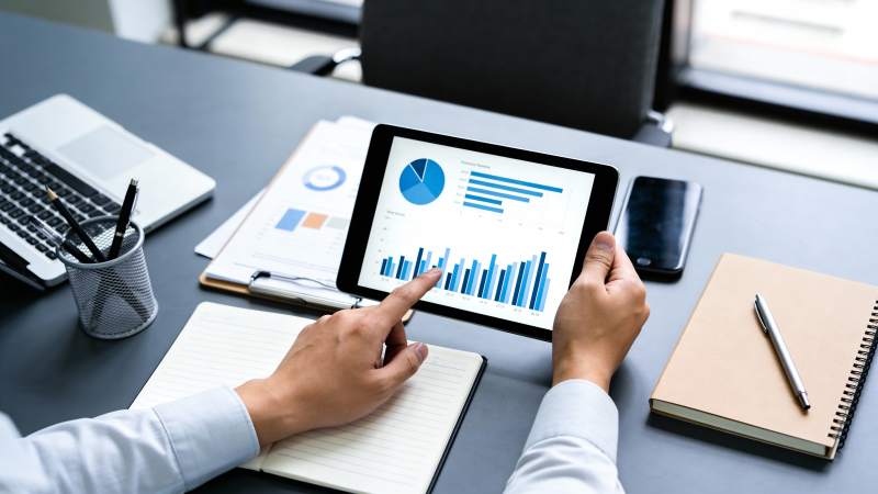 平板看数据 办公高效能图片