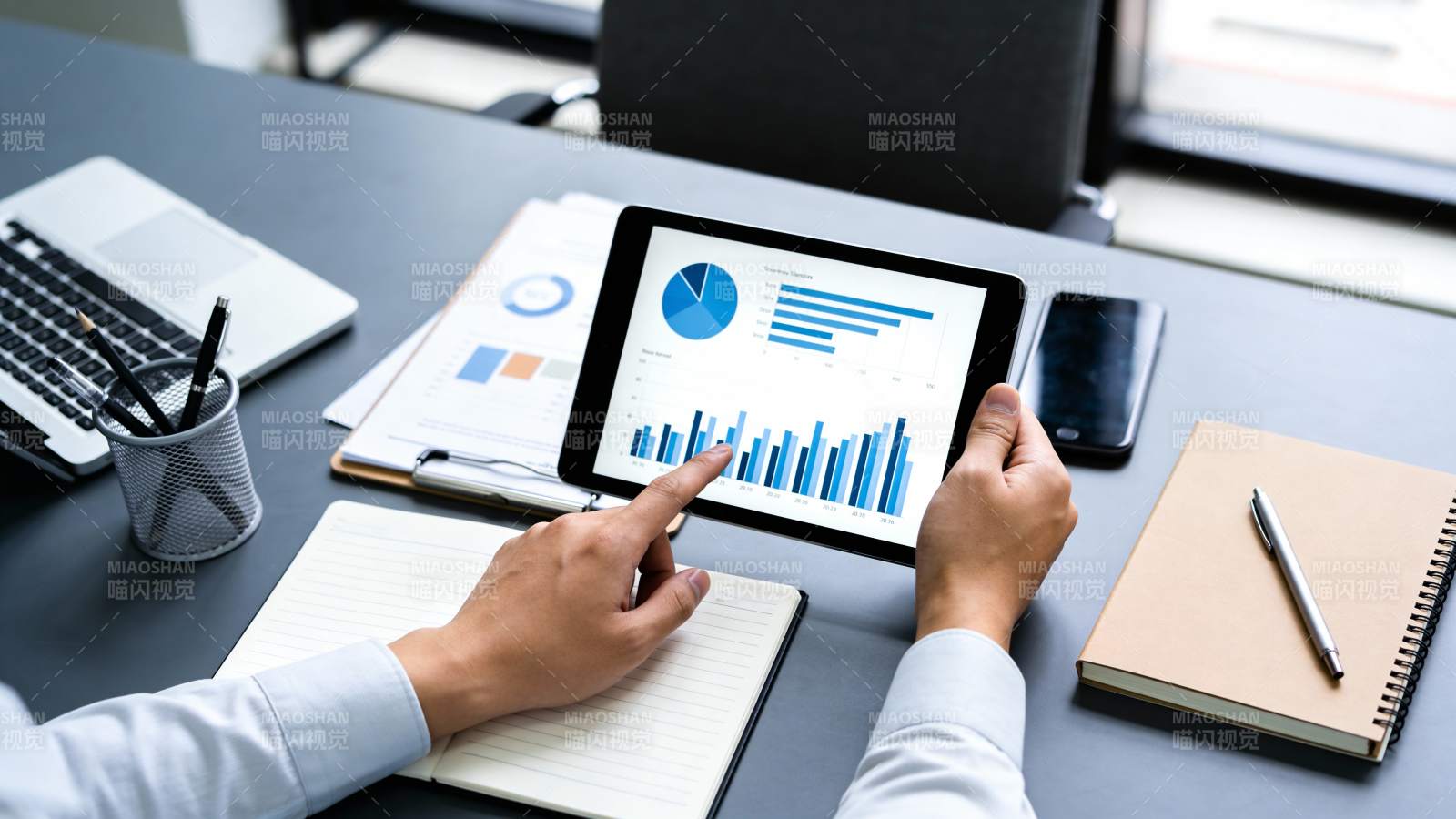 平板看数据 办公高效能图片