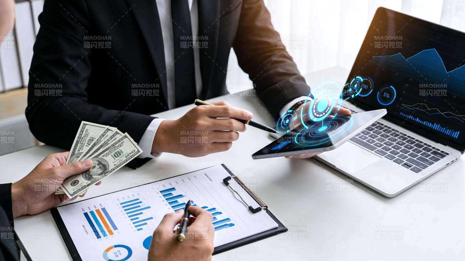 商务洽谈中的数字金融交易图片