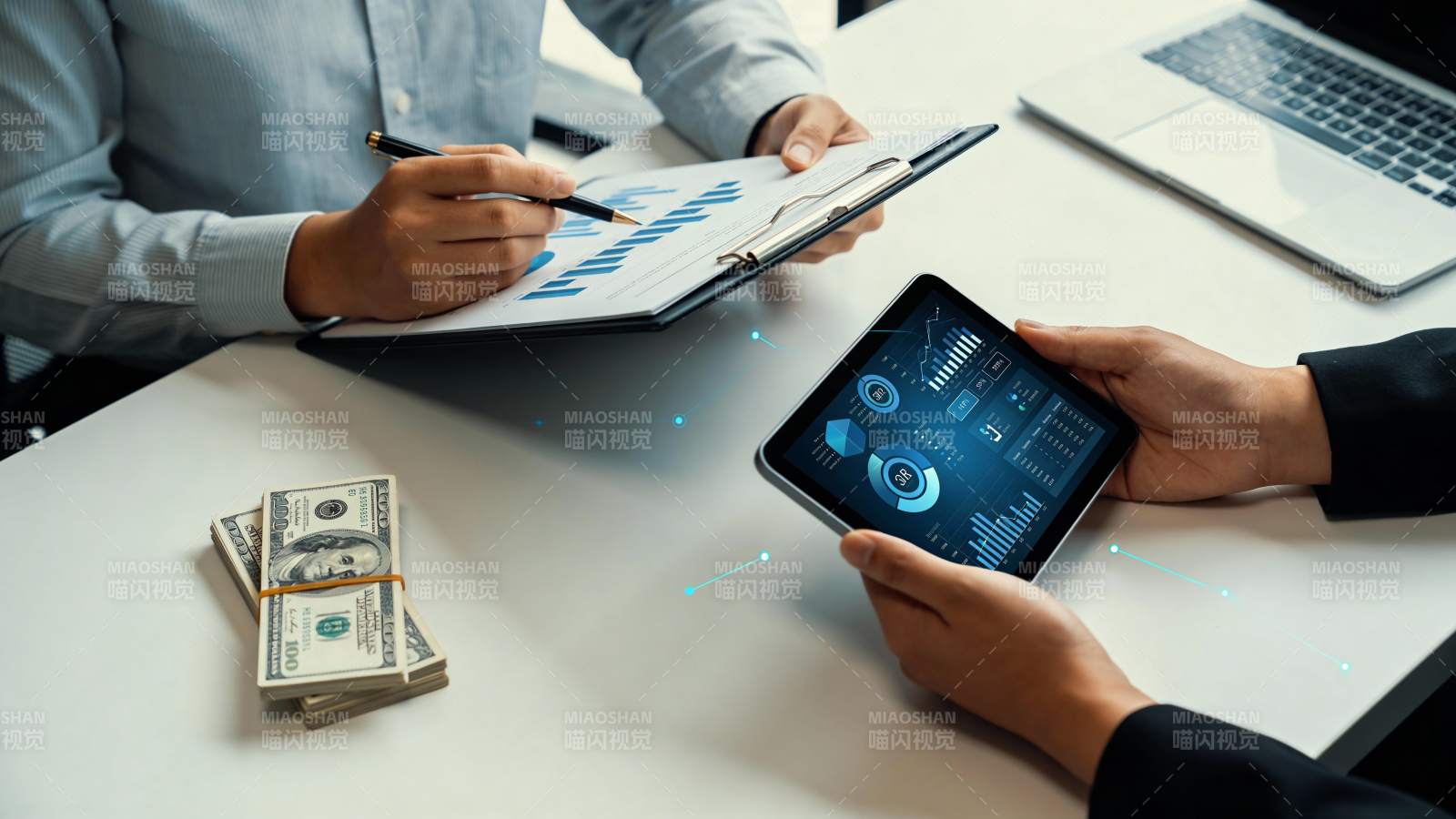 商务洽谈 数据与现金并行图片