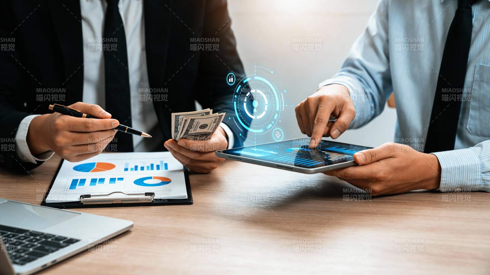 商务洽谈中的数字金融互动图片