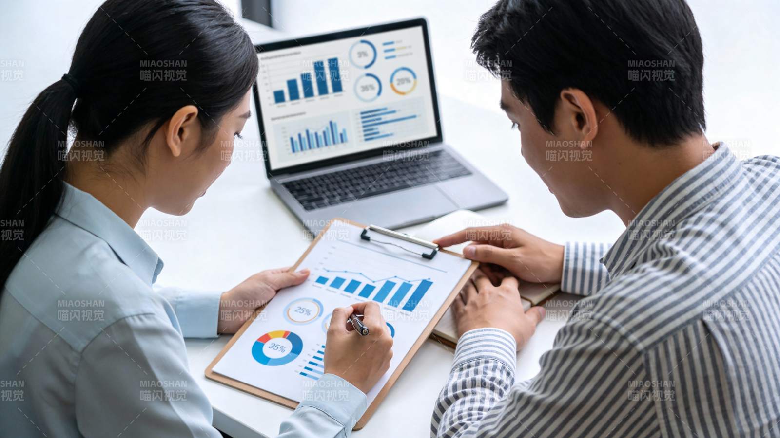 商务数据分析会议图片