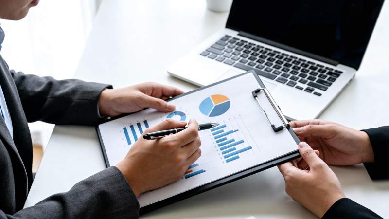 商务会议数据分析讨论图片